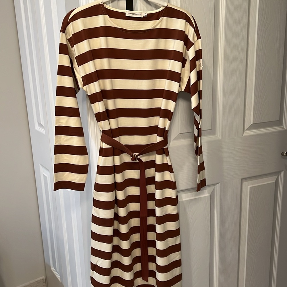 Women’s long cotton dress with belt.
